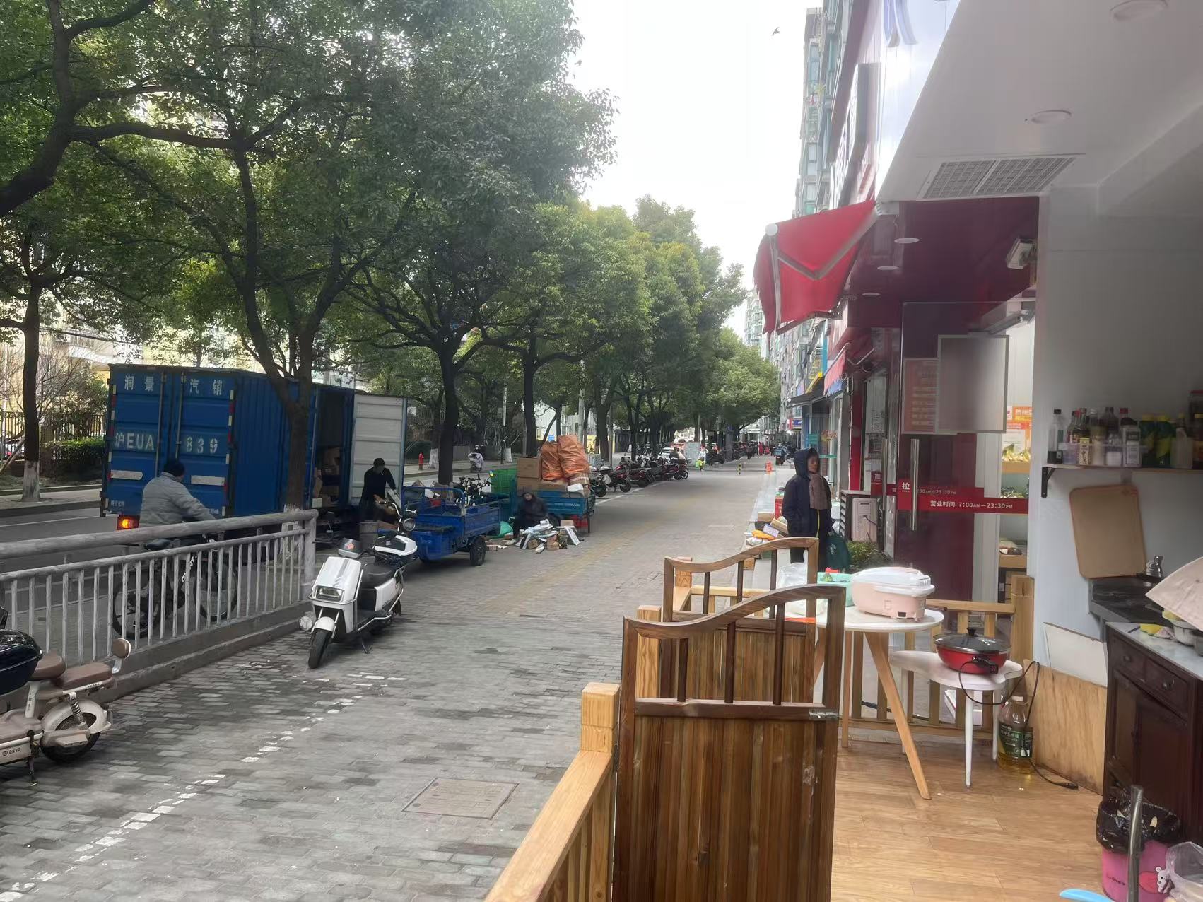 周围小区覆盖，人流量大，有消费水平